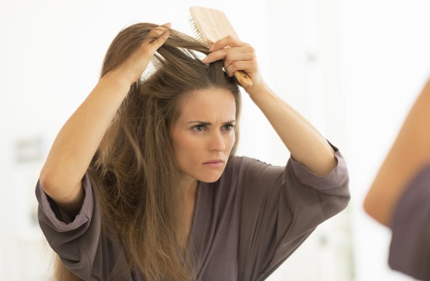 Falls du feststellen solltest, dass deine Mähne lichter, spröder und matter wird, solltest du zu den richtigen Haarpflege-Produkten greifen.