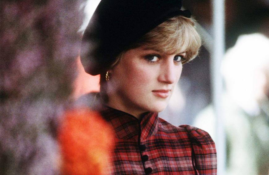 ... die langjährige, spirituelle Vertraute von Lady Diana behauptet nämlich jetzt, dass die Verstorbene regelmäßig mit ihr spreche.