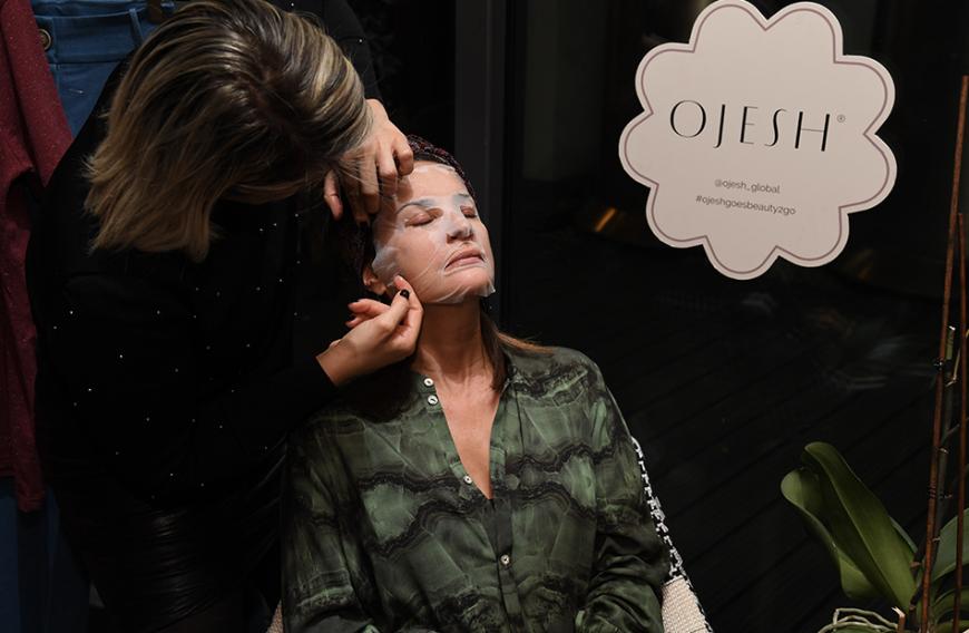 Gitta Saxx (55): Auch das Model ließ sich mit einer Maske des Hyaluron-Experten Ojesh verwöhnen.