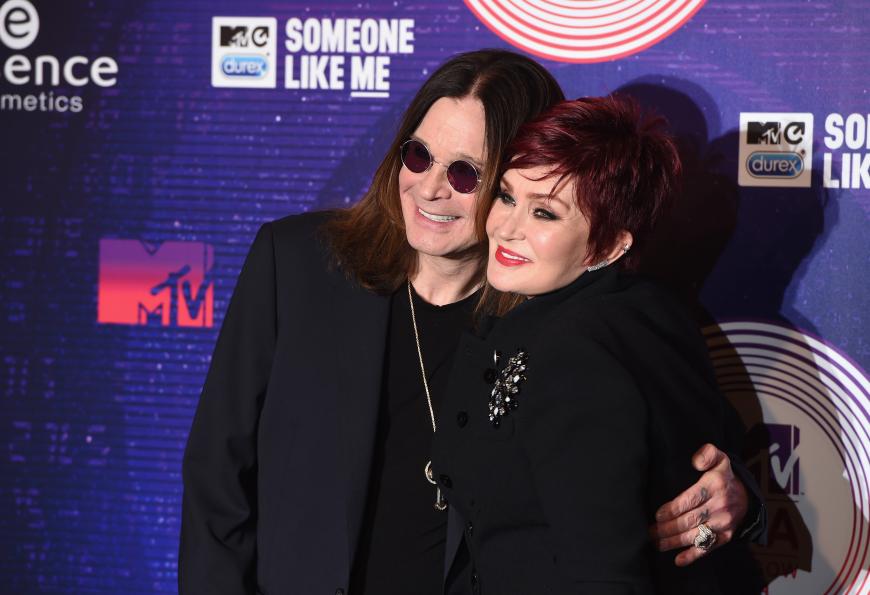 Ehefrau Sharon Osbourne weicht ihrem Mann nicht von der Seite.