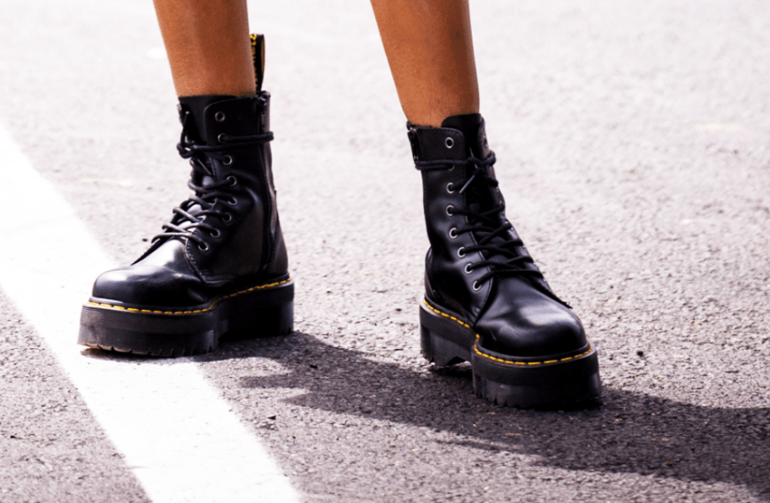 Von derben Boots über Sneaker, bis hin zu sommerlichen Sandalen wird im Schuh-Sale von About You wirklich jeder fündig.