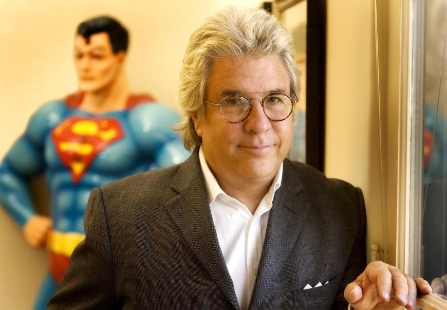 Der Filmproduzent Jon Peters war vor über 30 Jahren schon mal mit Pamela Anderson zusammen.