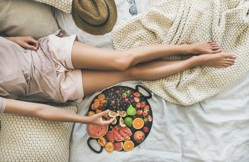 In vielen Früchten und Gemüsesorten sind wertvolle Vitamine und Mineralien enthalten, die sowohl für eine schöne Haut als gesunde Haare sorgen.