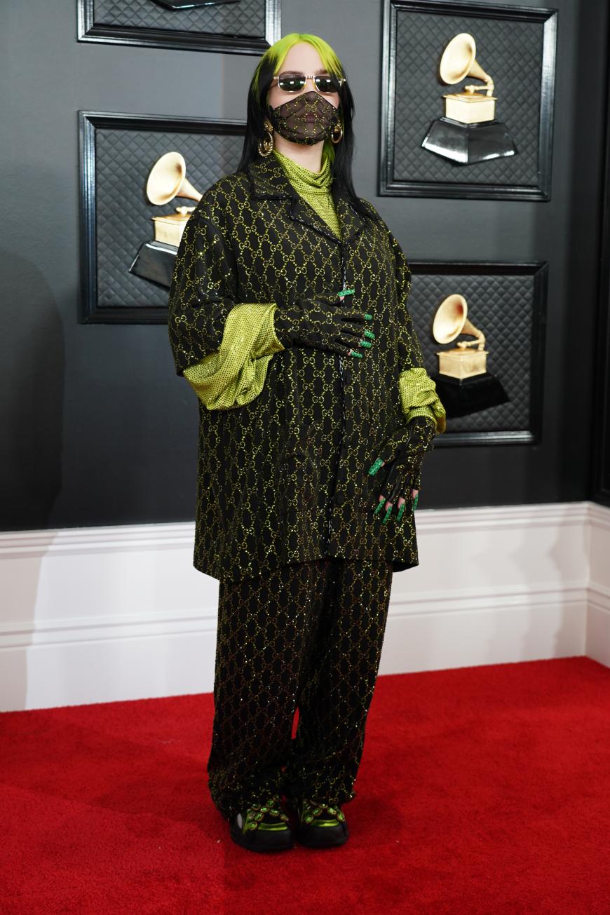 ... wie zum Beispiel von Billie Eilish! Wie immer sah die extrovertierte Musikerin aus wie keine andere. Mit ihren eigenwilligen Looks zieht die junge Musikerin immer wieder alle Blicke auf sich. Sie war mit vier Grammys die Abräumerin des Abends.