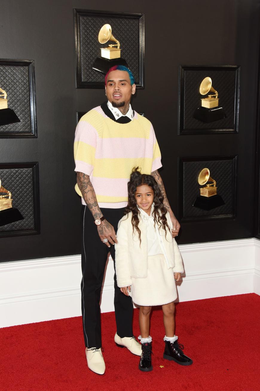Chris Brown brachte seine Tochter mit auf den roten Teppich. Eine süße Aktion. Doch sein bunter Look konnte an diesem Abend nicht überzeugen ...