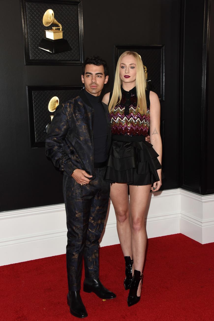 Joe Jonas und Sophie Turner liefen ebenfalls gemeinsam über den roten Teppich. Sophie ging in ihrem kurzen - eher unscheinbaren Dress - auf dem Red Carpet leider unter ...