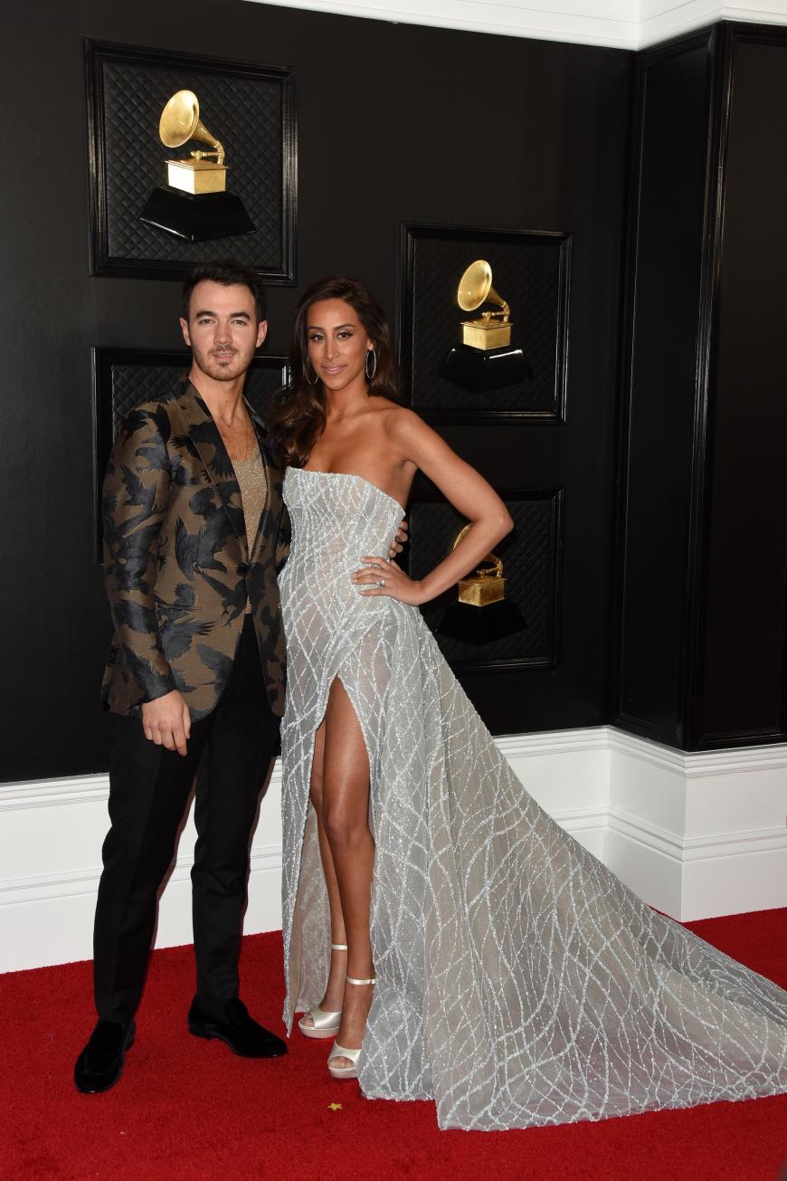 Kevin und Danielle Jonas sind seit über zehn Jahren verheiratet. Danielle sah in ihrem silberfarbenen Kleid einfach umwerfend aus. Kevins Sacko war hingegen eher flop als top.