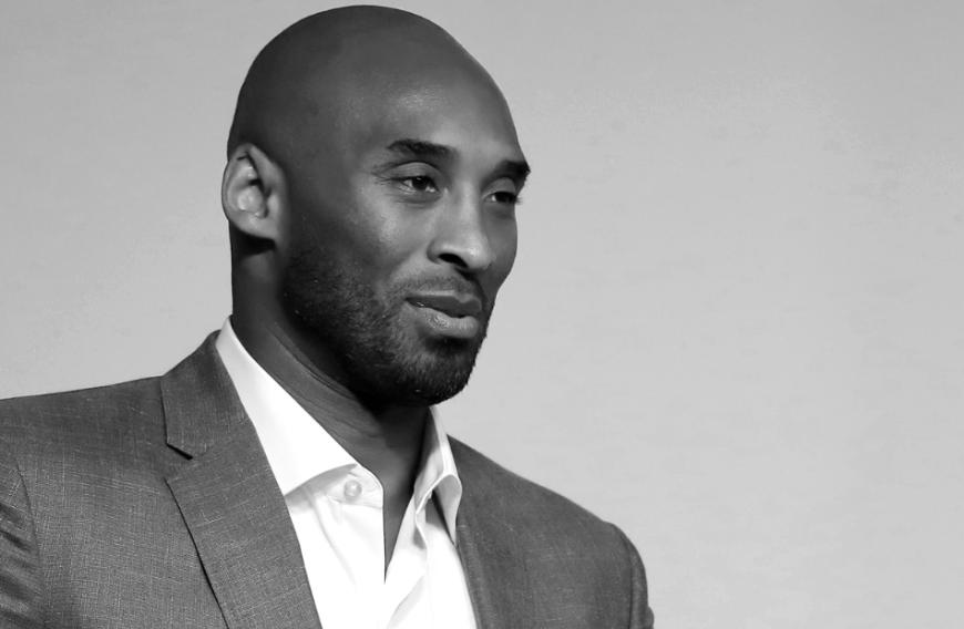 Die Welt trauert um eine Legende: Basketballer Kobe Bryant ist tot. Am 26. Januar 2020 kamen der 41-Jährige und seine 13-jährige Tochter Gianna Maria Onore bei einem Helikopterabsturz im Bundesstaat Kalifornien ums Leben. Laut verschiedener Medienberichte sei der Sportler auf dem Weg zu einem Basketball-Turnier in Calabasas gewesen, als der Helikopter aufgrund schlechter Wetterverhältnisse abgestürzt sein soll.
Bryant gehörte zu den ganz Großen der Sportwelt: 1996 wurde er im Alter von gerade mal 17 Jahren entdeckt und spielte seither für die LA Lakers, denen er sein Leben lang treu blieb und mit denen er insgesamt fünf Meisterschaften gewann. 2008 holte er bei Olympia sogar Gold, 2018 gewann er einen Oscar für das Drehbuch zum Animationsfilm