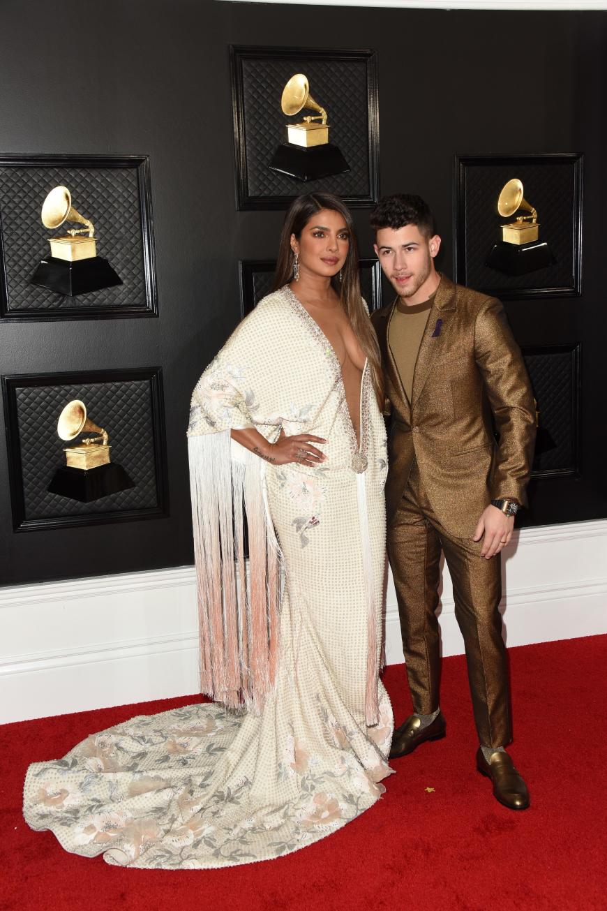 Da konnte man nicht wegschauen! Priyanka Chopra und Nick Jonas sorgten für einen echten Wow-Moment. Die Eheleute warfen sich beide in sehr extravagante Outfits. Priyanka zog vor allem mit ihrem XXL-Dekolleté alle Blicke auf sich.
