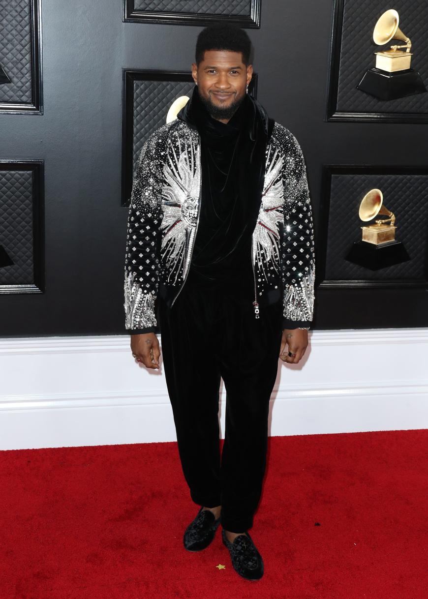 Usher besuchte die Grammys in diesem Glitzer-Sacko, dunkler Hose und Samt-Lowfas. Nice!