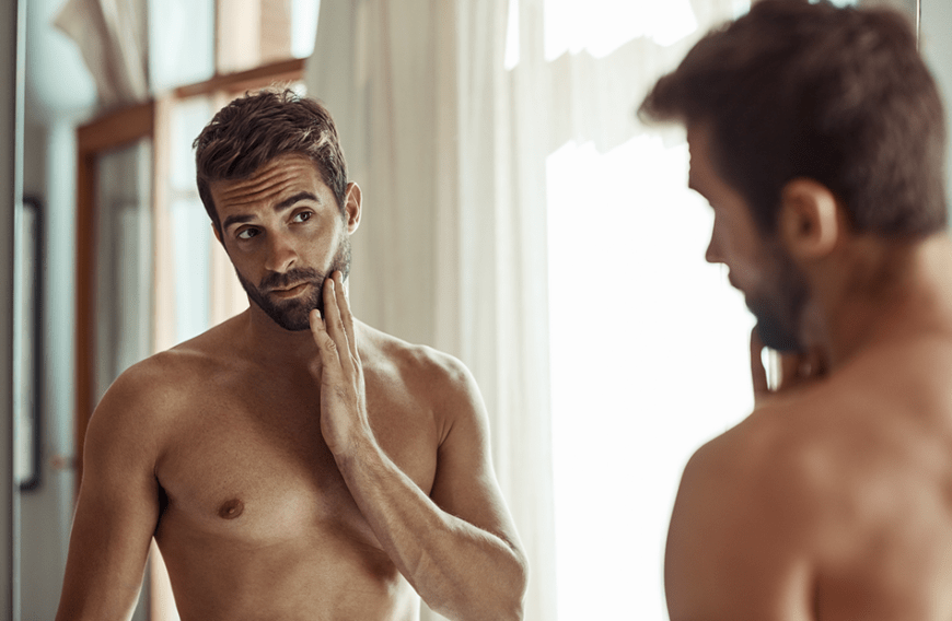 Bei der täglichen Beauty-Routine achten auch die Herren der Schöpfung auf erste Anzeichen der Hautalterung.