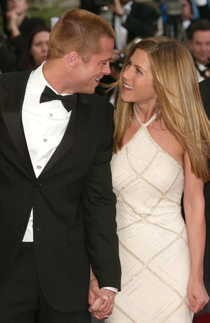 Im Jahr 2005 ließen sich Brad und Jen nach nur fünf Jahren Ehe scheiden. Der Grund: Angelina Jolie!