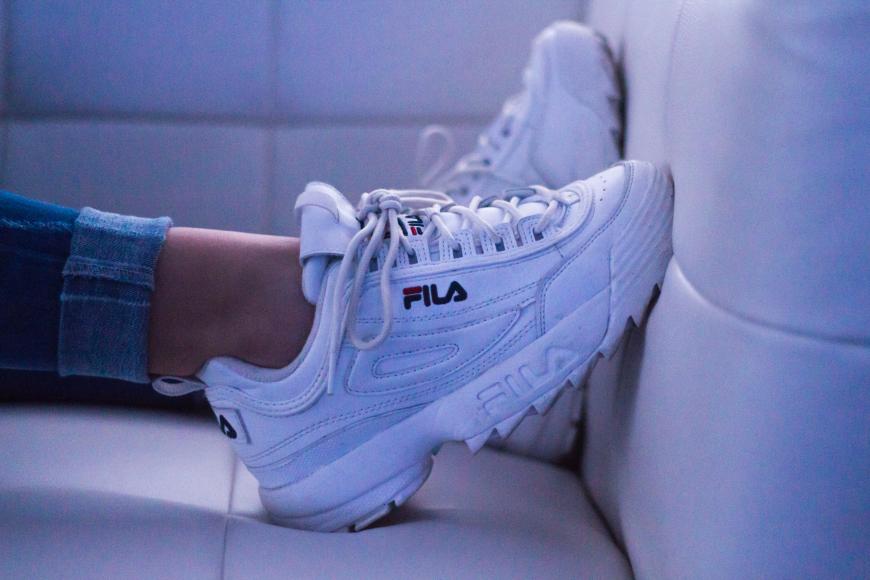 Fashionistas bleiben den klobigen 90er-Modellen – Plateau-Sneaker – treu.
