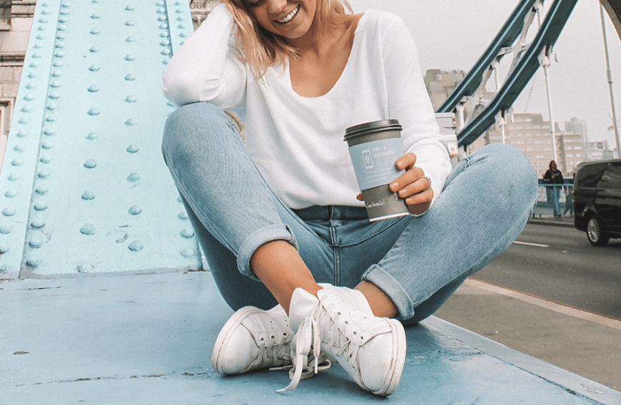 Weiße Sneaker liegen schon seit geraumer Zeit im Trend und dominieren auch 2020 die Schuhregale.