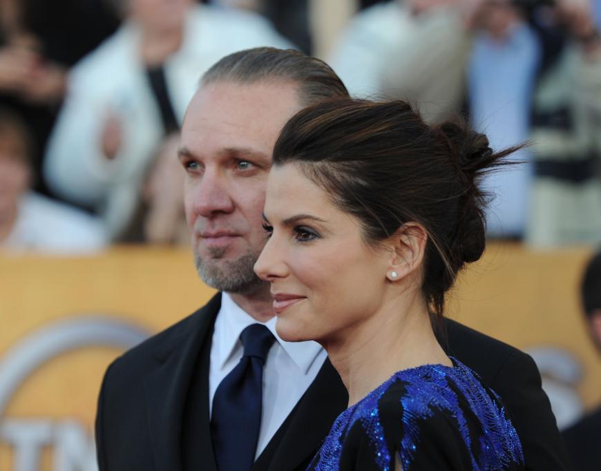 Sandras Ex-Mann Jesse James betrog sie mit mehreren Frauen. Die Ehe endete 2010 mit einer Horror-Scheidung.