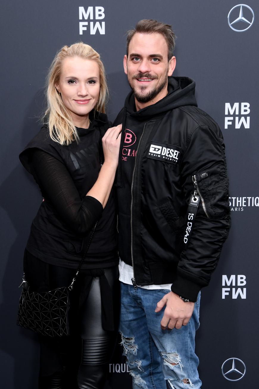 Marc und Anna sind seit zwei Jahren glücklich liiert.