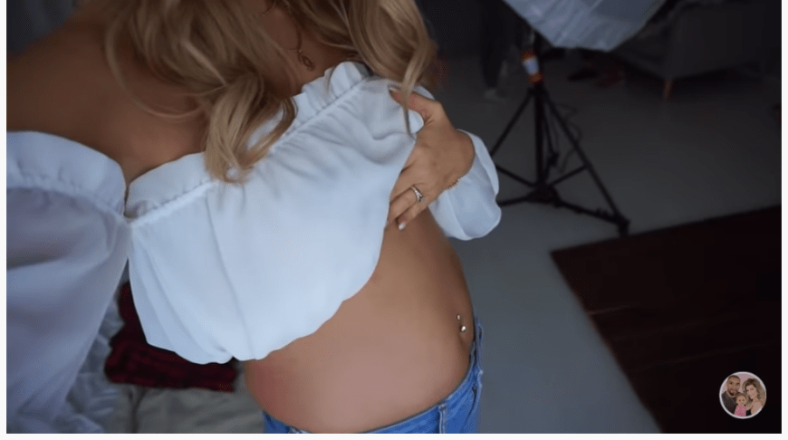 Stolz präsentierte Sarah ihr kleines Baby-Bäuchlein in ihrem YouTube-Video.