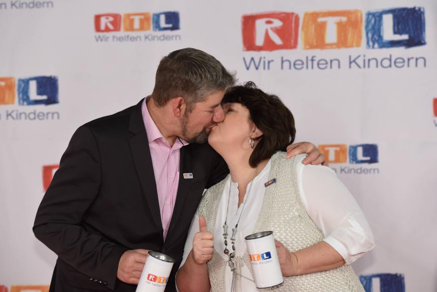 Die beiden haben kein Problem damit, ihre Gefühle füreinander in der Öffentlichkeit zu zeigen.