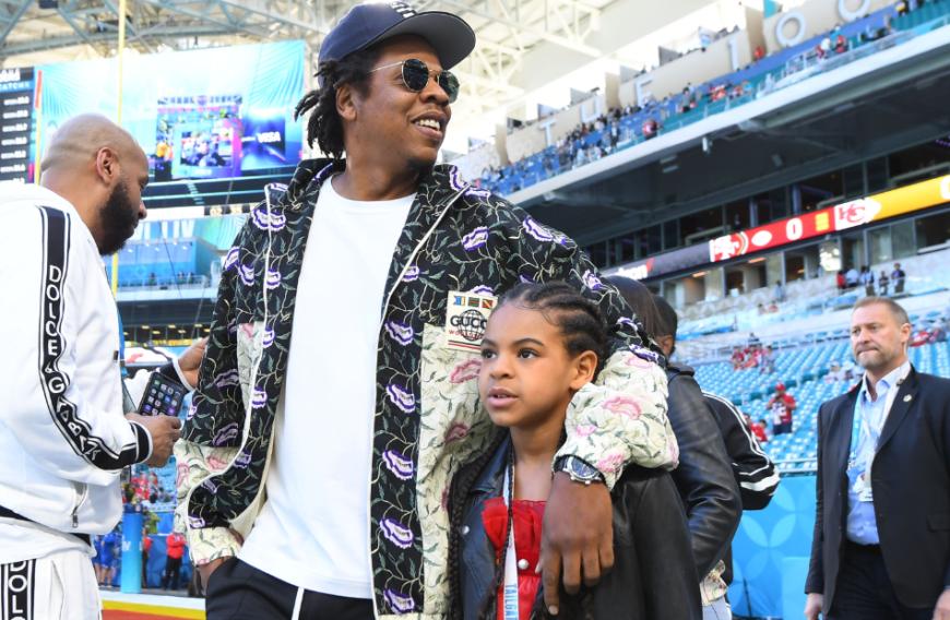 Wow, wie groß ist Blue Ivy denn bitte geworden? Beim Super Bowl 2020 durfte die Kleine gemeinsam mit Papa Jay-Z und Mama Beyoncé in den vorderen Reihen mitfiebern. Am Ende gewonnen die Kansas City Chiefs und holten sich damit nach 50 Jahren endlich wieder einen Titel. Übrigens: Der Rapper hätte eigentlich in der Halbzeit auftreten sollen, lehnte aber ab: