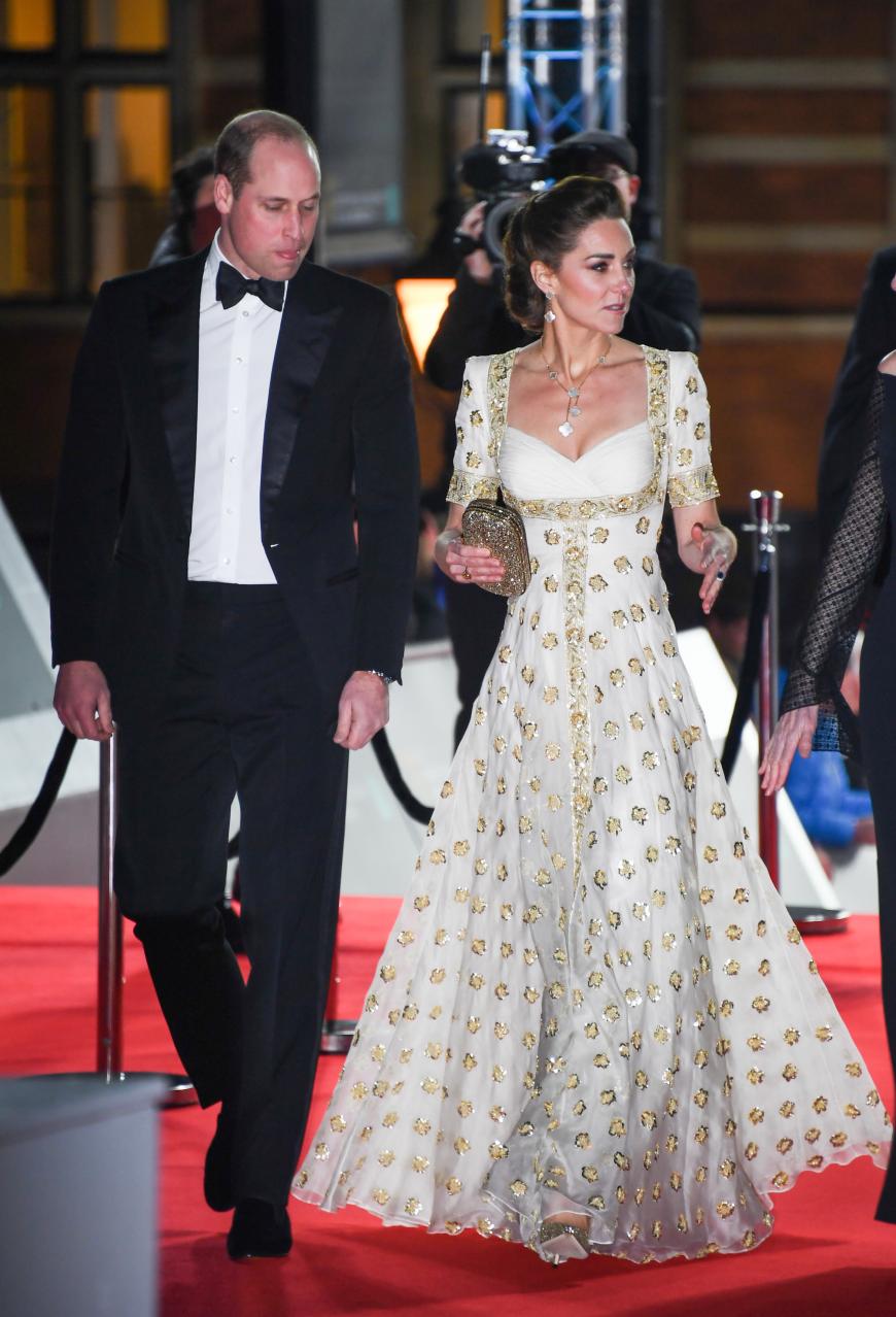 Auch Prinz William und dessen Ehefrau Herzogin Kate saßen im Publikum, als Brad über Harry und Meghan witzelte.