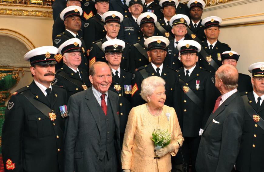 Dabei geht es vor allem um die Sicherheit von Meghan, Harry und dem kleinen Archie in Kanada. Die britische Königin will, dass ein englischer Sicherheitsdienst, die sogenannten Commissionaires, den Schutz der Sussexes übernehmen.