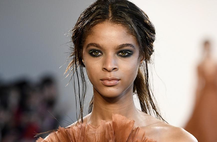 Als Kontrast zu den zarten Lidschatten-Nuancen feiert ein 90er-Trend ein großes Comeback: Augen-Make-up im Grunge-Look!