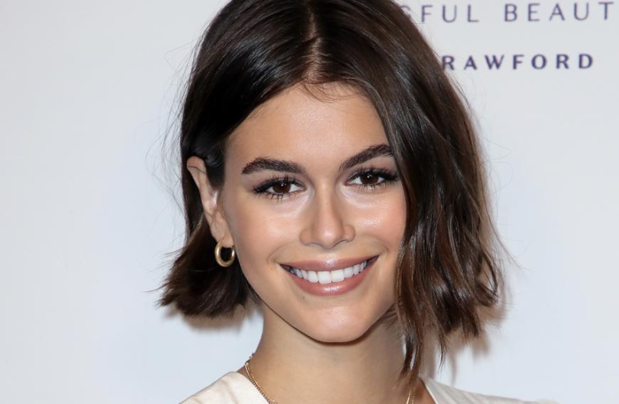 Model Kaia Gerber betont ebenfalls ihre dunklen Augen mit XXL-Lashes und buschigen Eyebrows.