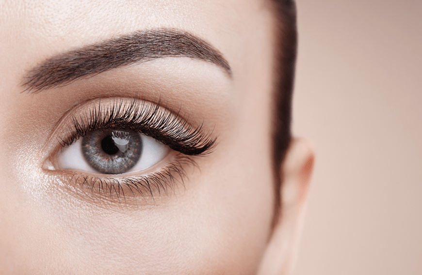 Die meisten Seren boosten sowohl deine Wimpern als auch Augenbrauen.