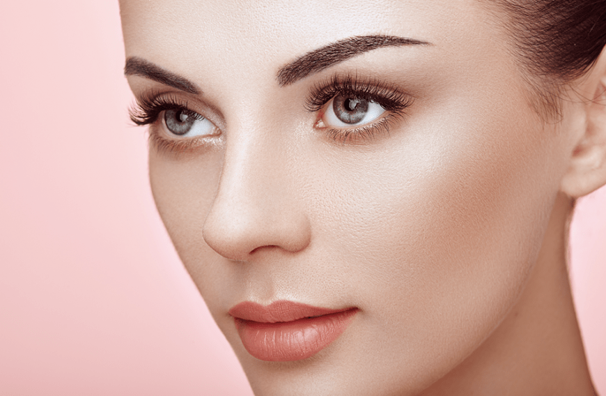 Lange, voluminöse Wimpern können wir uns nicht nur mit Mascara zaubern. Mit Wimpernseren hält der Effekt länger an.