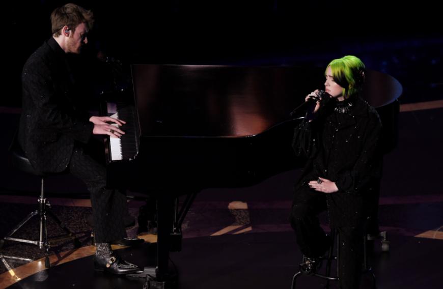 Billie Eilish sorgte mit ihrer Performance in Gedenken an die verstorbenen Stars nicht nur für den emotionalsten Moment des Abends ...