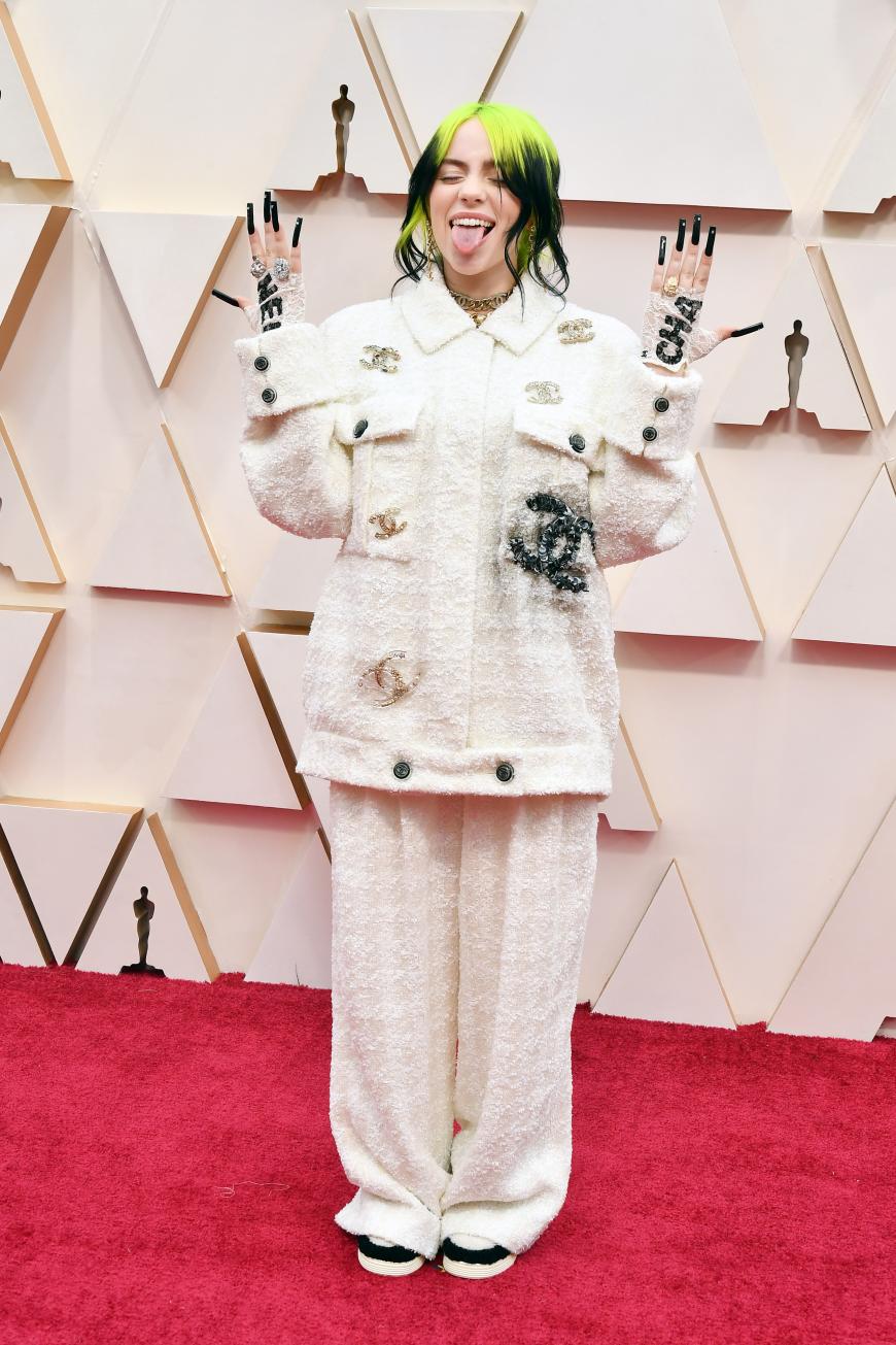 Typisch Billie Eilish! Die Sängerin, die mit ihrer Performance in Gedenken an verstorbene Stars und Idole wohl für den emotionalsten Moment des Abends sorgte, entschied sich für einen legeren Hosenanzug von Chanel.