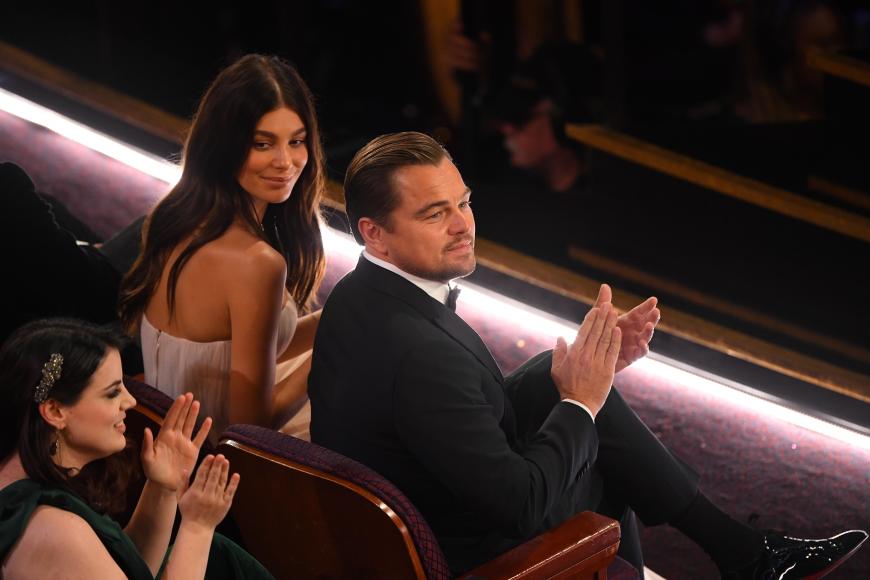 ... denn nachdem Leo zuletzt vor 15 Jahren mit Begleitung auf einer Preisverleihung erschien, begleitete ihn das Model jetzt zu den Oscars.