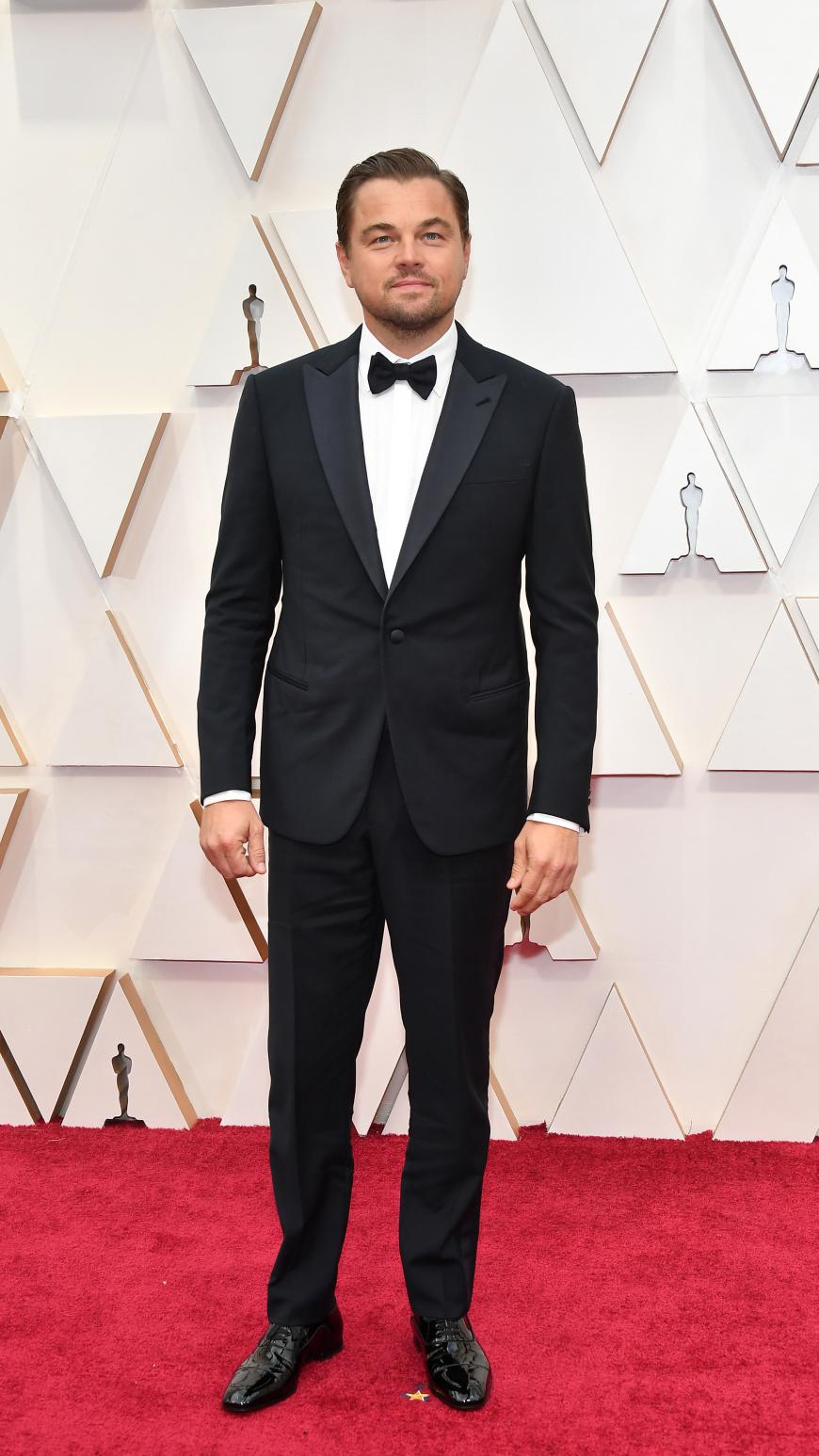 Schwarz geht immer: Leonardo DiCaprio ganz klassisch in Anzug mit Fliege.