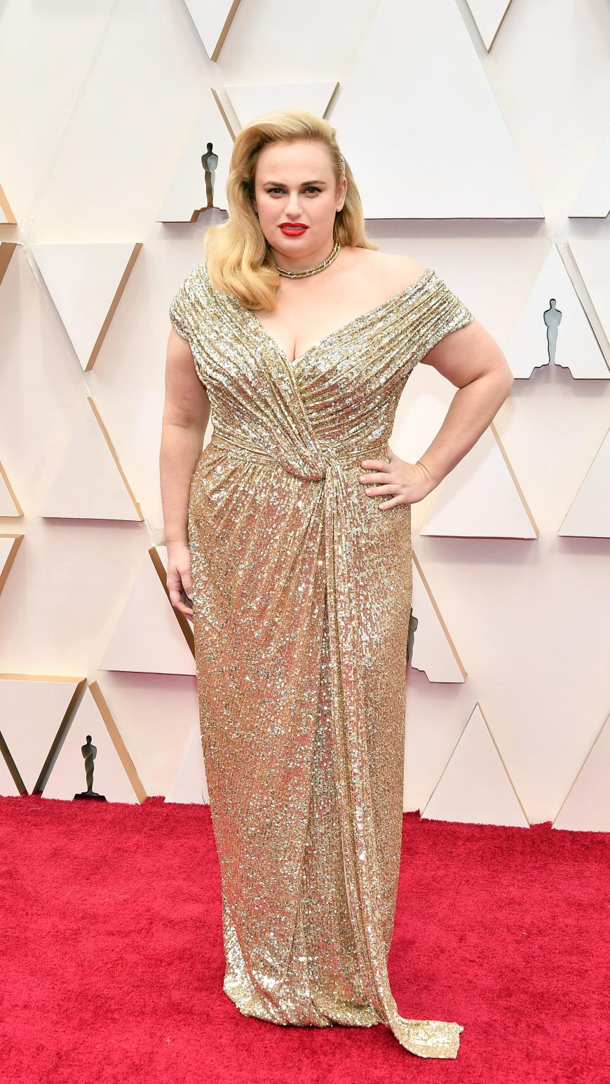 Rebel Wilson glänzte in einem goldenen, funkelnden und vor allem eleganten Kleid mit Off-Shoulder-Trägern. We like!