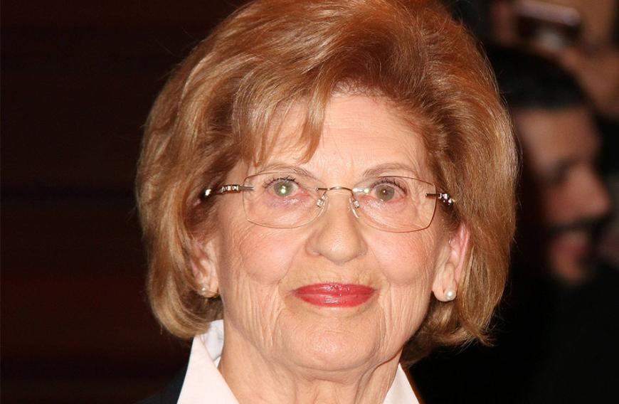 Stellvertretend für seinen Vater entschuldigt sich Atze bei Eva Szepesi.