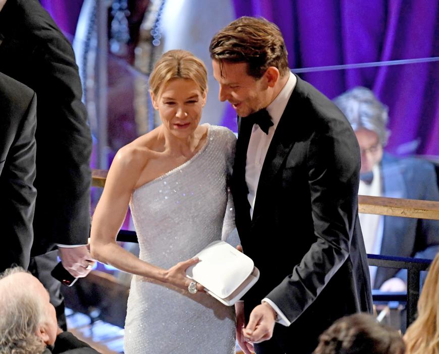 Doch nun kommt eine weitere Ex ins Spiel. Und zwar Renée Zellweger, mit der er bei den Oscars sehr vertraut wirkte.
