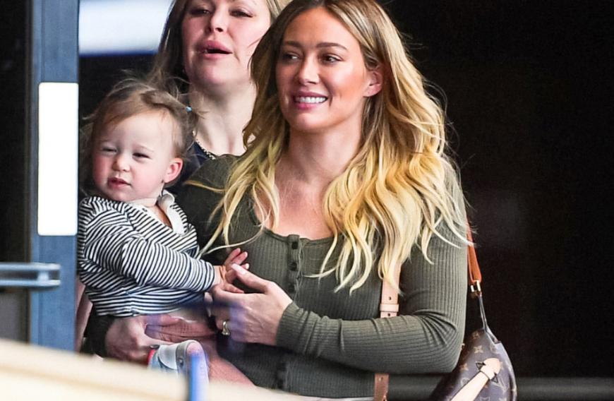 Hach, ist die süß! Hilary Duff beim Spaziergang mit Töchterchen Banks Violet Bair in Los Angeles.