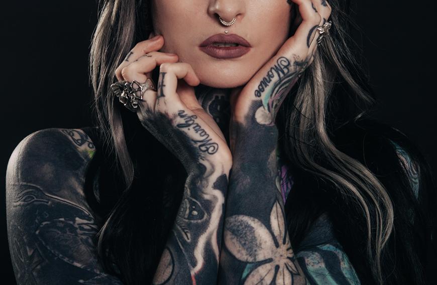 Würdest du nämlich den Schorf entfernen, kann das Tattoo im schlimmsten Falle verlaufen.