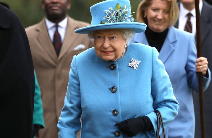 Zwischen der Queen und dem Paar scheint alles in Ordnung zu sein. Denn: Das Schmuckstück an ihrer Kleidung ist ein Geschenk von David Johnston, dem ehemaligen Generalgouverneur Kanadas. Kanada ist die neue Heimat von Harry und Meghan. Die Brosche könnte also ein Zeichen der Unterstützung sein.