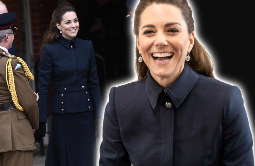 Herzogin Kate kann einfach alles tragen: Bei einem Besuch eines Rehabilitationszentrums für verwundete Soldaten strahlte die Ehefrau von Prinz William in einem edlen, dunkelblauen Zweiteiler von Designer Alexander McQueen, dessen Todestag sich am 11. Februar 2020 zum zehnten Mal jährte. Das Label zählt zu den Lieblingslabel der Stilikone - eine schöne Hommage!