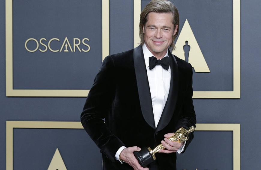 Bei der Oscarverleihung könnte Brads gute Laune nicht nur an seiner Trophäe gelegen haben!