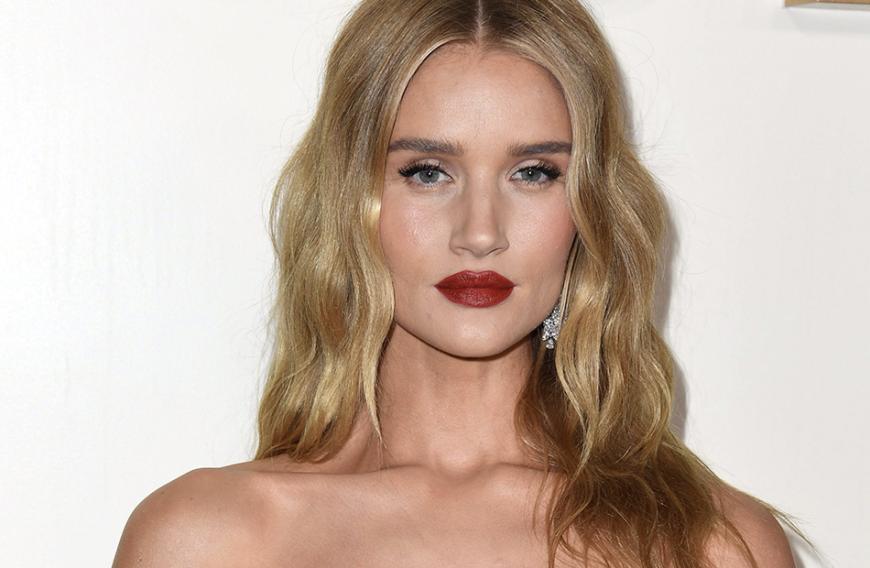 Auch Supermodel Rosie Huntington-Whiteley greift auf das Gesichtsspray zurück. Auf dem Laufsteg ist es nämlich ebenfalls ein Geheimtipp.