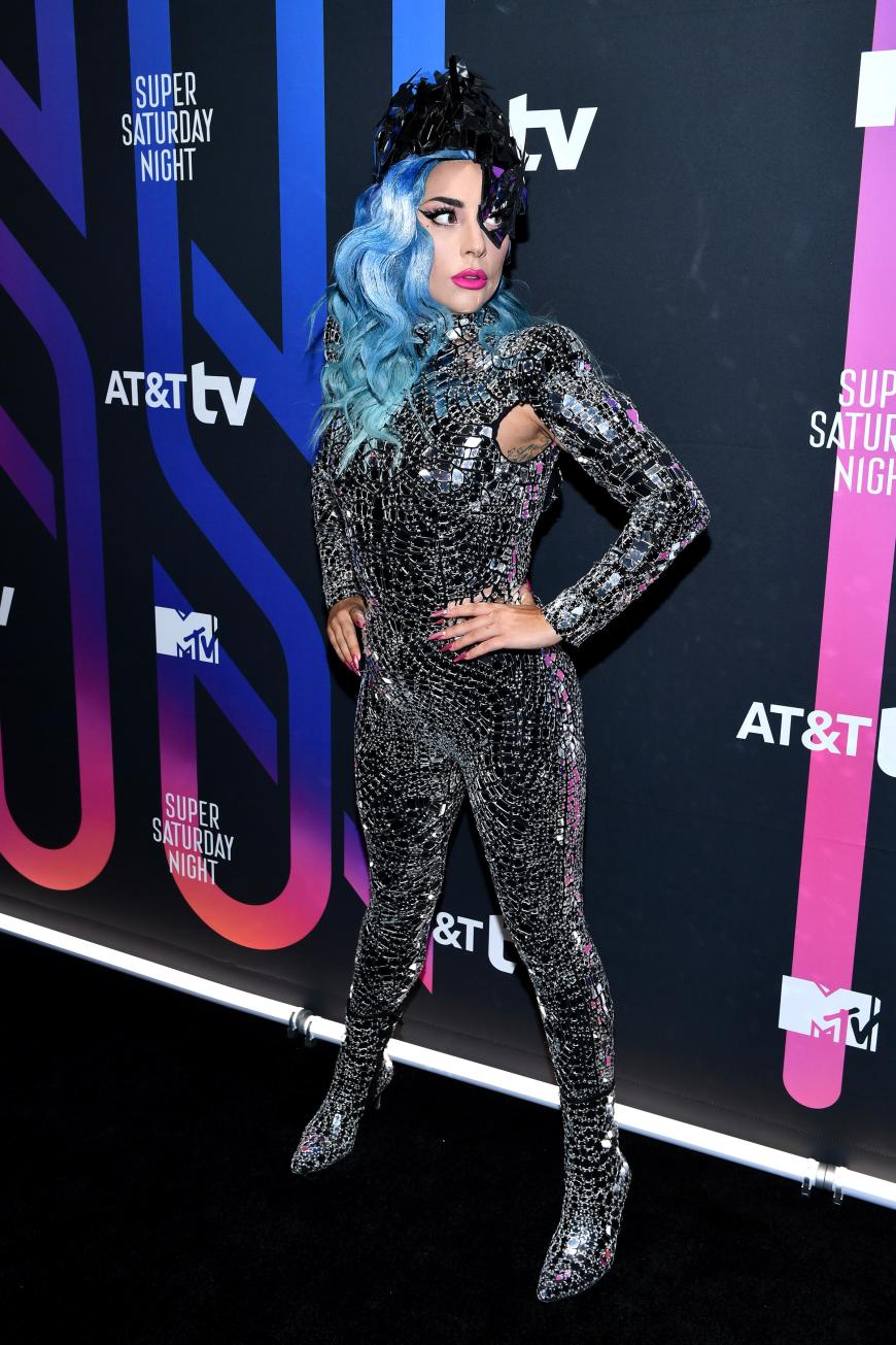 Lange hält Lady Gaga es nicht mit dem gleichen Look aus: Anfang Februar 2020 zeigte sie sich bei einer Show in Miami in gewohnt auffälligem Outfit und mit blauer Wellenpracht.
