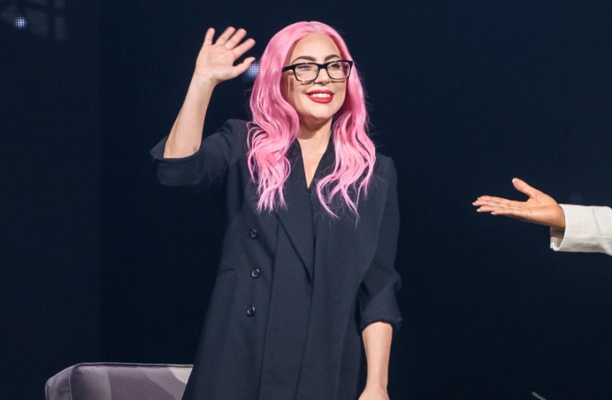 Ende 2019 war der Musikerin offenbar mal wieder nach Veränderung und so präsentierte sie sich prompt mit einer neuen Haarfarbe. Die blonde Wallemähne musste einem satten Pink weichen.