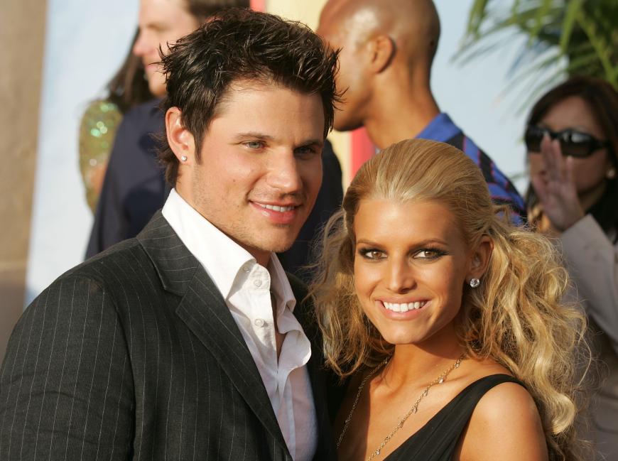 In ihrem Buch spricht die Blondine offen über ihr Privatleben, inklusive ihrer öffentlichen Ehe mit Nick Lachey, die von 2002 bis 2006 andauerte.