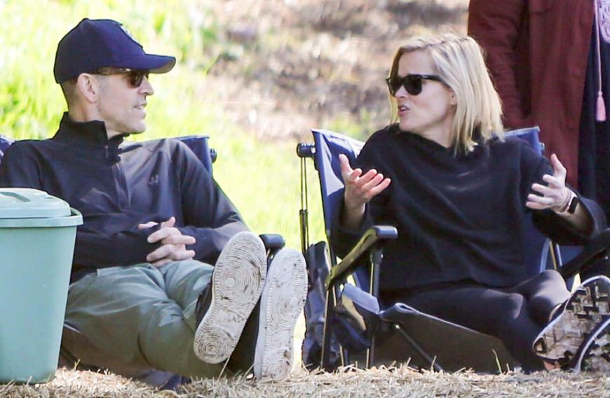 Zwischen Reese Witherspoon und Ehemann Jim Toth kriselt es: In aller Öffentlichkeit geraten die Zwei aneinander.