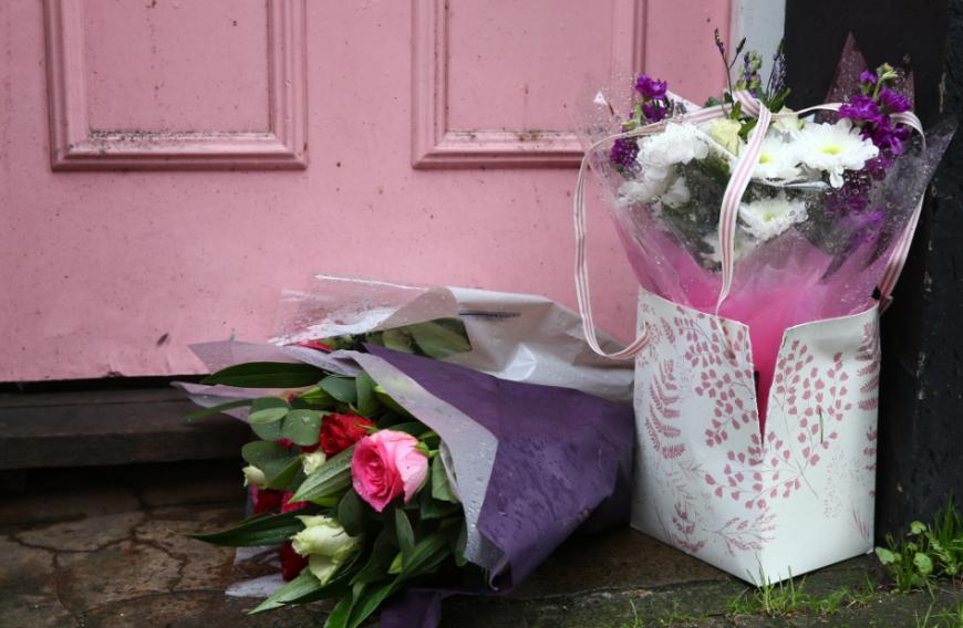 Die Trauer um das britische TV-Gesicht ist groß: Vor ihrer Wohnung in Ost-London legten Fans bereits Blumen nieder.