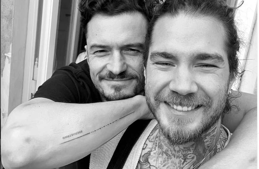 Orlando Bloom ließ sich von Tätowierer Balazs Bercsenyi ein neues Bild auf seinen Arm stechen ...