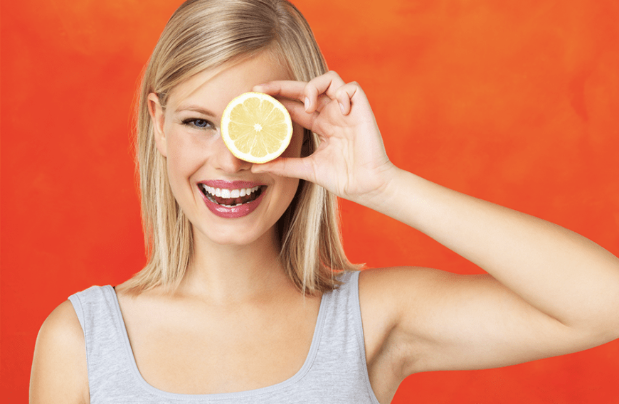 Cremes und Seren mit Vitamin C gelten beispielsweise als wahre Falten-Killer.