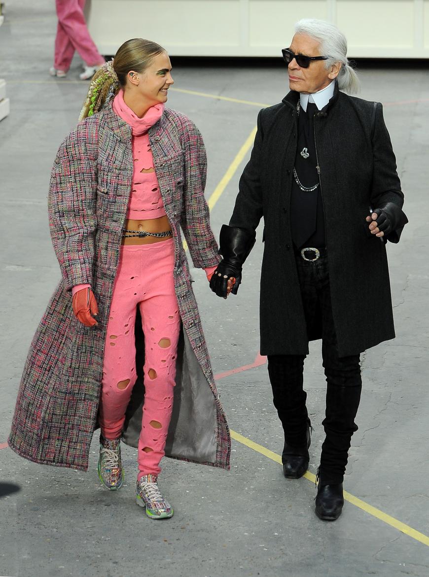 Die Stars liebten und verehrten ihn: Hier zeigte sich Karl Lagerfeld mit Cara Delevingne auf dem Catwalk. Selbstverständlich mit Sonnenbrille!